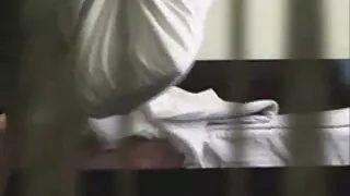 যৌনতার পরিবর্তে, লোকটি পরশি সেক্স ভিডিও কেবল হুডে মেয়েটিকে হস্তমৈথুন করে