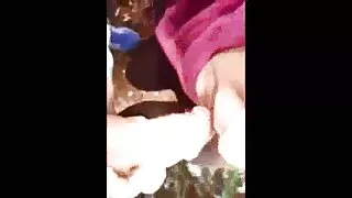 খেজুর কিভাবে সেক্স ভিডিও গাছ সহ উঠোনে, একটি মেয়ে একটি পুরুষের মোরগ চিবায়